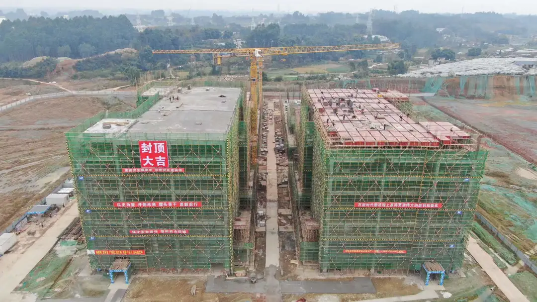 Topping-out of the first plant in the first phase of the Kimou (Southwest-Qingshen) Surface Treatment Circular Economy Industrial Park was successfully completed